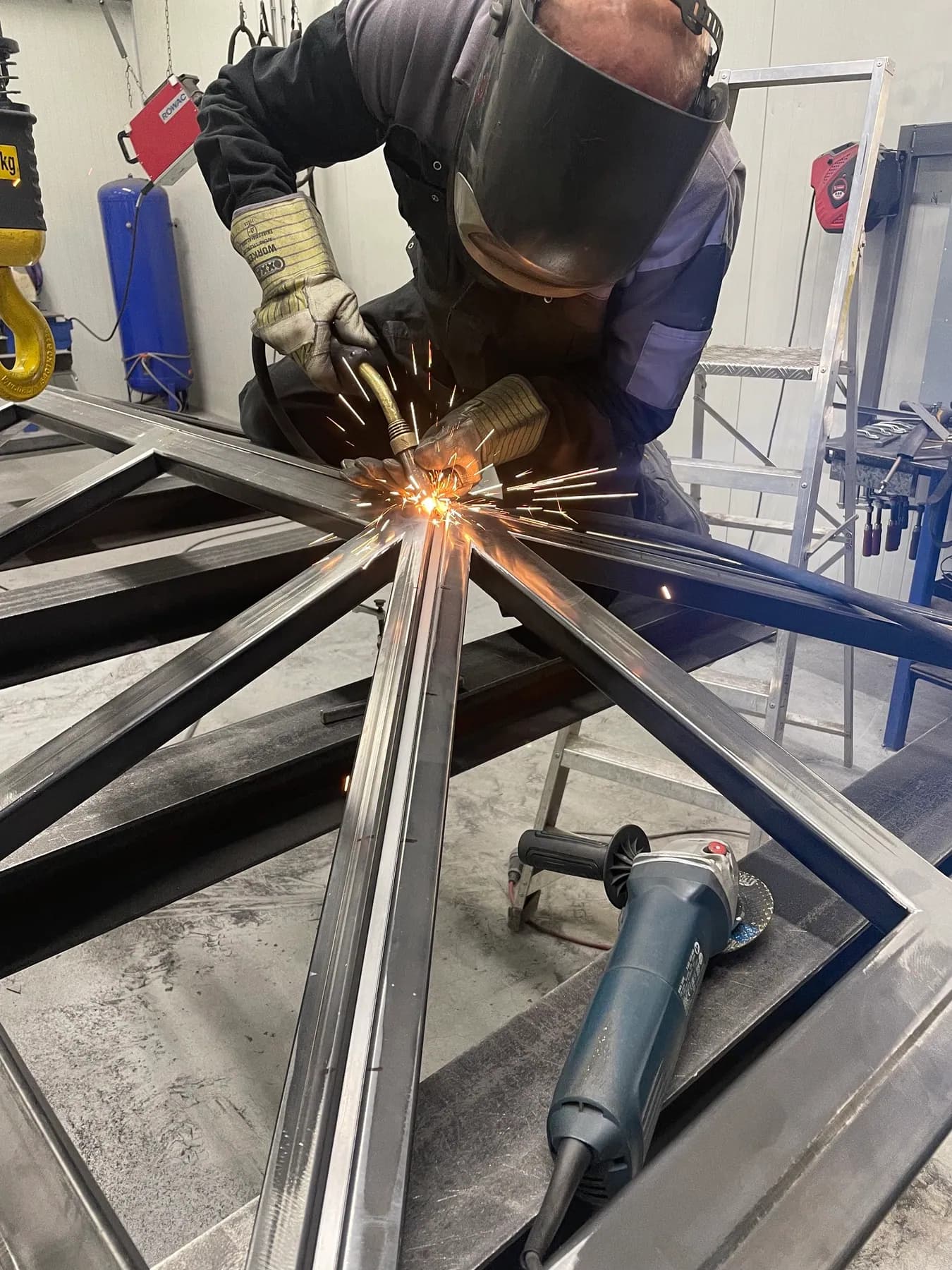 Lassen van een stalen frame in de werkplaats van VT Supply